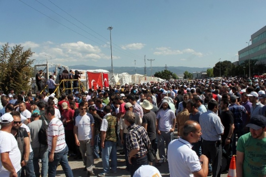Bursa'da Oyak Renault Fabrikasında İşçiler Üretime Yeniden Başladı