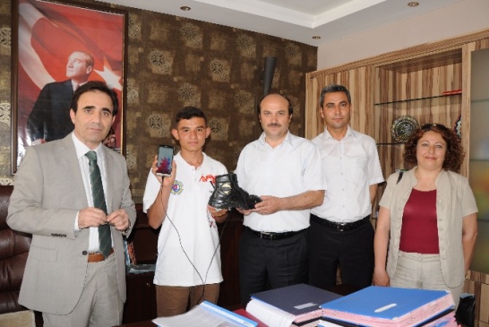 Mersin Erdemli'de Elektrik Üreten Genç Mucit Furkan Faruk Aslan'a Altın Ödül Verildi