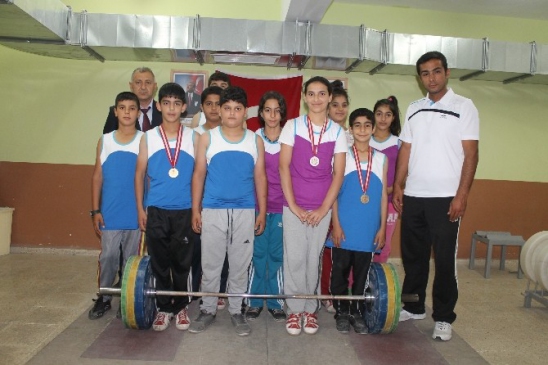 Adana Seyhan'da Şehit Zafer Oluk Ortaokulu Halterde Türkiye Şampiyonu Oldu