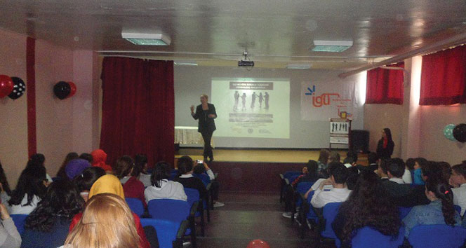 İstanbul'da Halkla İlişkiler Öğrencileri Lise Öğrencilerine Seminer Verdi