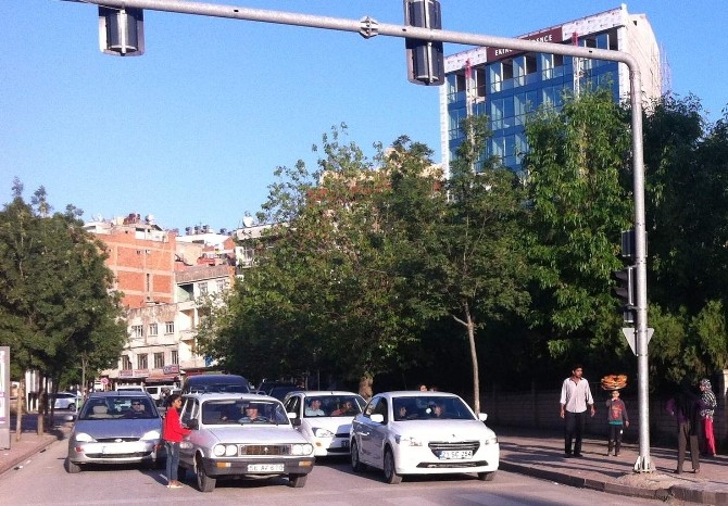 Siirt Merkez'de Kırmızı Işıkta Dilenen Suriyeli Çocuklar Dikkat Çekiyor