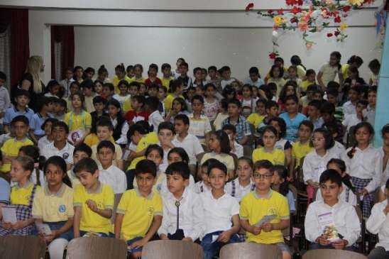 Diyarbakır'da Öğrencilere Kuru Üzüm Dağıtımı Gerçekleştiriliyor