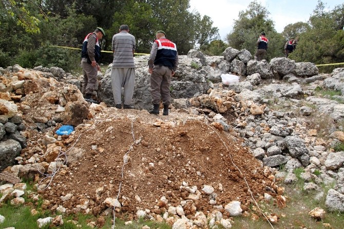 Mersin'de kaçak kazı yapan 4 kişi yakalandı