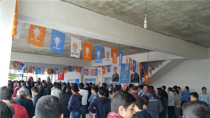 Ankara'da Öğrenciler 'Fuar' Denilerek AK Parti Açılışına Götürüldü