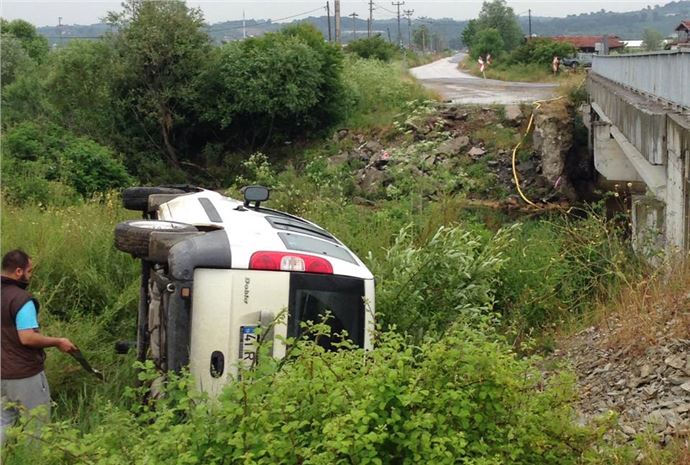 Sakarya Kaynarca'da Devrilen Panelvanın Sürücüsü Ölümden Döndü