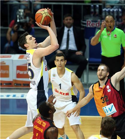 İstanbul'da Fenerbahçe Ülker, Galatasaray Liv Hospital'ı 67-59 ile geçerek yarı finale yükseldi.