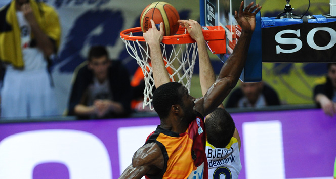 İstanbul'da Fenerbahçe Ülker, Galatasaray Liv Hospital'ı 67-59 yenerek yarı finale yükseldi