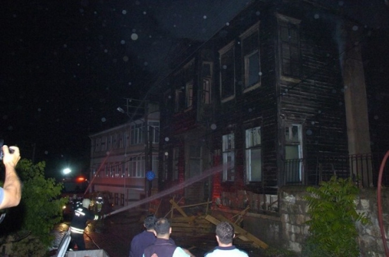 Edirne Merkez'de Metruk Tarihi Ahşap Bina Yangınla Yok Oldu