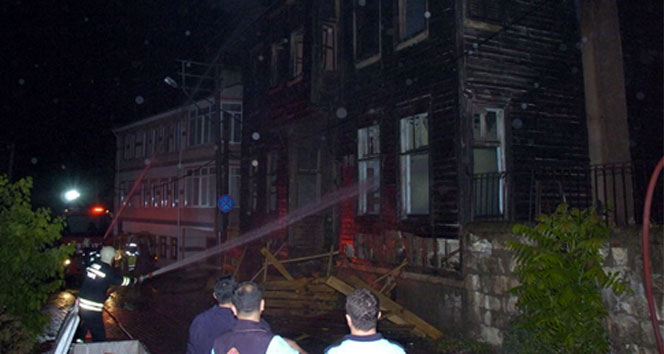 Edirne Merkez'de Metruk Bir Ahşap Bina Yangında Zarar Gördü