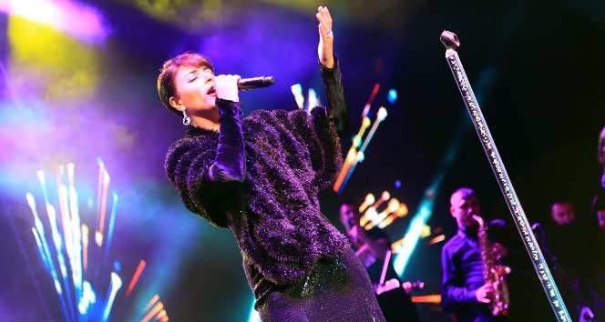 Bursa'da Zara'nın Konserinde Yağmur Alışverişleri Olmadı