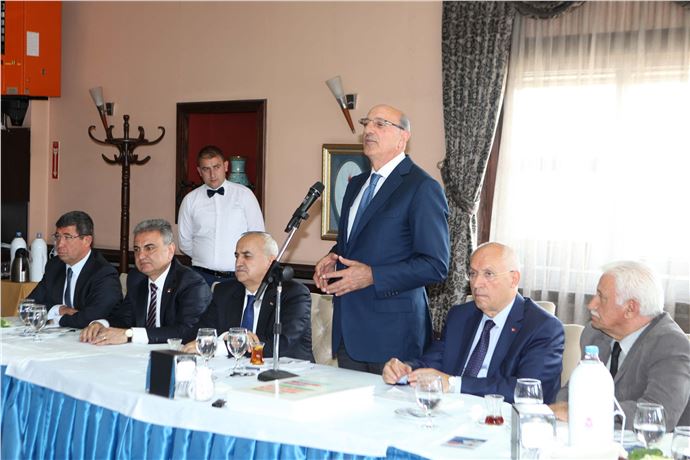 Ankara'da İlhan Kesici, Türkiye'nin büyüme hızını eleştirdi.