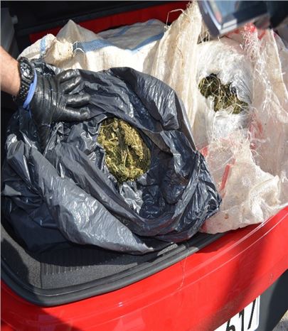 İzmir'de Narkotik Ekipleri İki Uyuşturucu Satıcısını Tutukladı