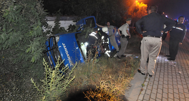 Muğla Yatağan'da Minibüsün Jandarma Aracına Çarpması Sonucu 1 Kişi Öldü, 3 Asker Yaralandı