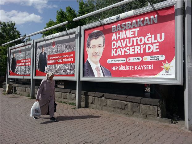 Kayseri'deki Roma Kalesi, AK Parti Materyalleriyle Süslenerek Hazırlandı