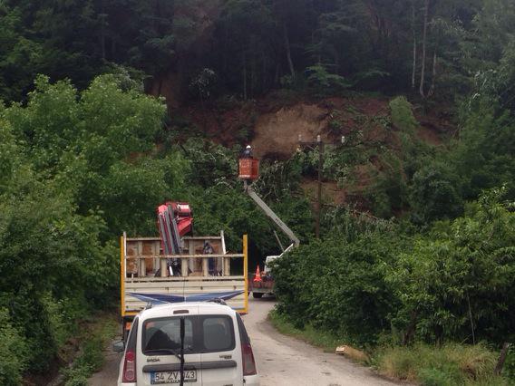 Düzce Çınardüzü Köyü'nde Meydana Gelen Heyelan Nedeniyle Yol Ulaşıma Kapandı