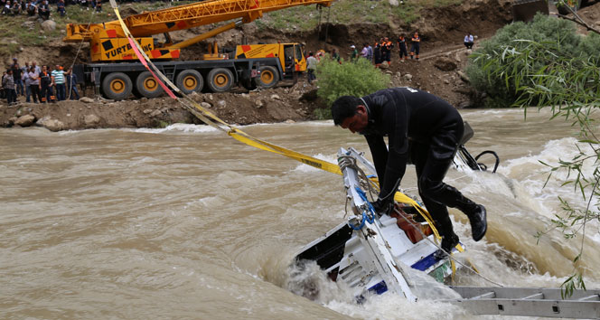 Hakkari Oğul Köyü'nde Zap Suyu'na Düşen Araçta Kaybolan 2 Kişiden Birinin Cesedi Bulundu