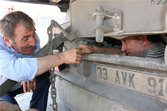 Samsun'da Milletvekili Adayları Seçim Çalışmalarında Tokalaşma Yöntemini Tercih Ediyor