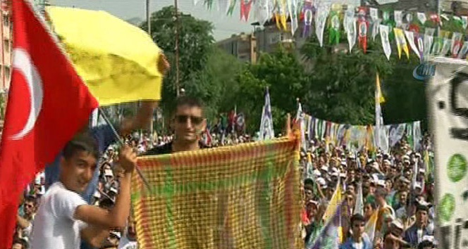 Hatay'da HDP'nin düzenlediği mitingde Türk bayrakları dikkat çekti.