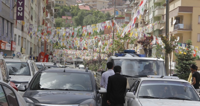 Hakkari Merkez'de Araç Park Sorunu Trafiği Olumsuz Etkiliyor
