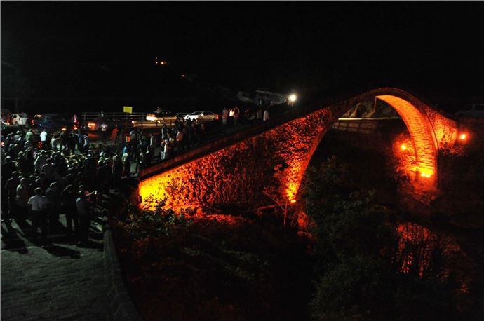 Artvin Arhavi'de Çiftekemer Köprüsü için Işıklandırma Çalışmaları Tamamlandı