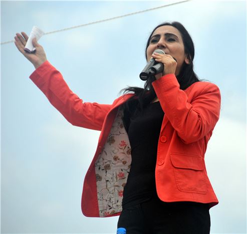 Manisa'da Figen Yüksekdağ, Başbakan ve Cumhurbaşkanı'nın illere ziyaretlerini eleştirdi.