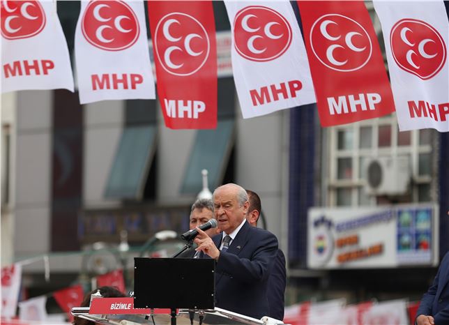 Rize'de Bahçeli, Makam Araçlarının Maliyetine Tepki Gösterdi