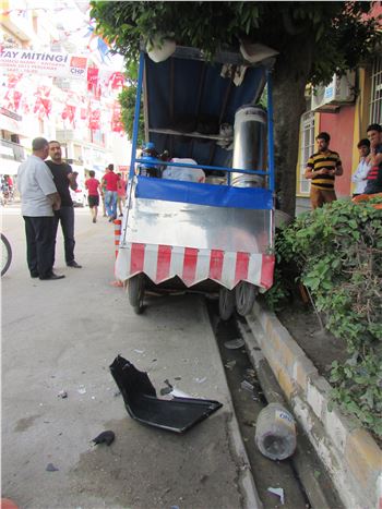 Hatay Erzin'de Şalgam Tablasına Çarpan Sürücü Olay Yerinden Kaçtı