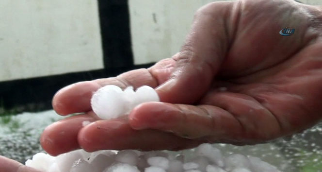 Kars'ta Dolu Yağışı Sebebiyle Sürücüler Zor Anlar Yaşadı