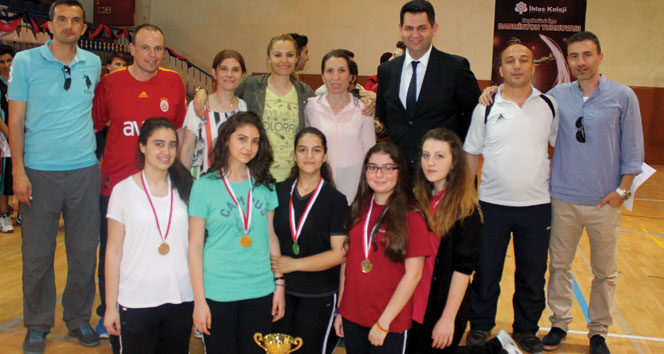 Beylikdüzü'nde İhlas Koleji Badminton Turnuvasında Şampiyonluk Elde Etti