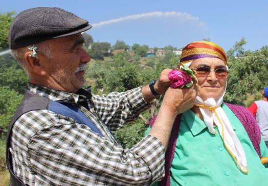 Aydın Karpuzlu'da Gelenek Haline Gelen Çiçek Takma Geleneği Devam Ediyor