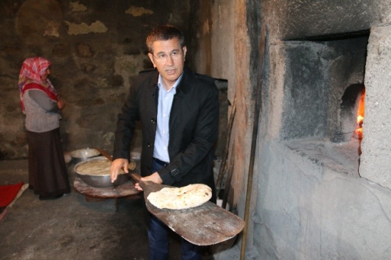 Alucra'da Aile Ziyareti Gerçekleştiren Bakan Canikli, Ekmek Pişirdi