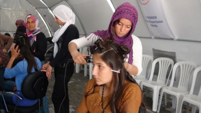 Suruç'taki Çadır Kentte Kobanililere Meslek Eğitimi Veriliyor