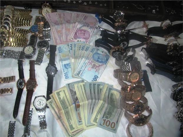 Osmaniye'de KOM Ekipleri, Bir Otomobilde 106 Mücevher ve Diğer Eşya Ele Geçirdi