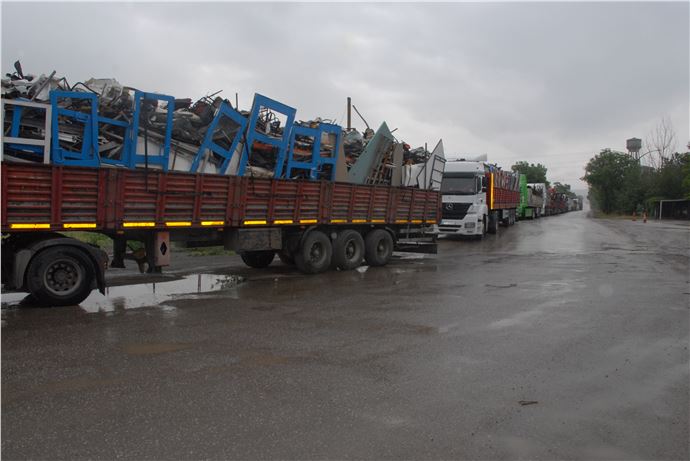 Kırıkkale'de Kadrolu ve Taşeron İşçiler Arasında Eylem Nedeniyle Uzun TIR Kuyrukları Oluştu