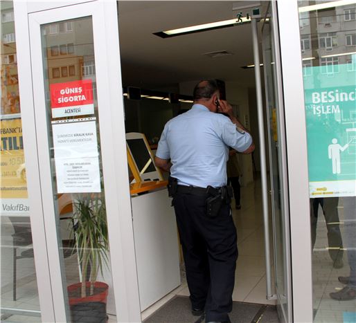 Bursa Yıldırım'da Dolandırıcılara Kurban Olmaktan Kurtulan Vatandaş, Banka Memuruna Teşekkür Etti