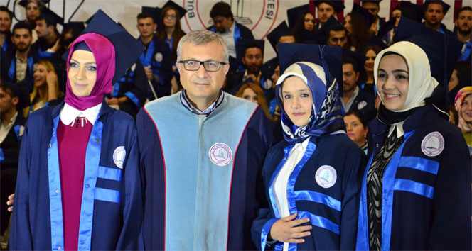 Bülent Ecevit Üniversitesi Fen Edebiyat Fakültesi Mezuniyet Töreninde Esra Öztürk, 15 yıl önce kaybettiği babasına duygusal bir teşekkür sundu.