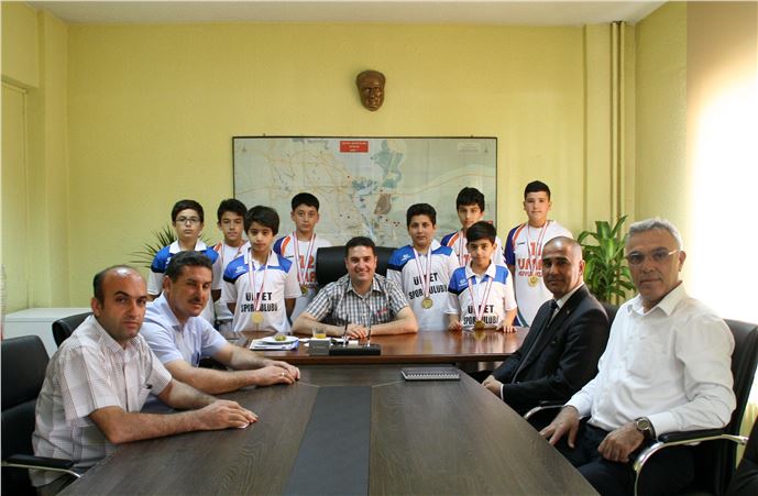 Adana'da Badminton Şampiyonası'nda Birinci Olan Sporcular İl Müdürü Ataşbak Tarafından Kabul Edildi