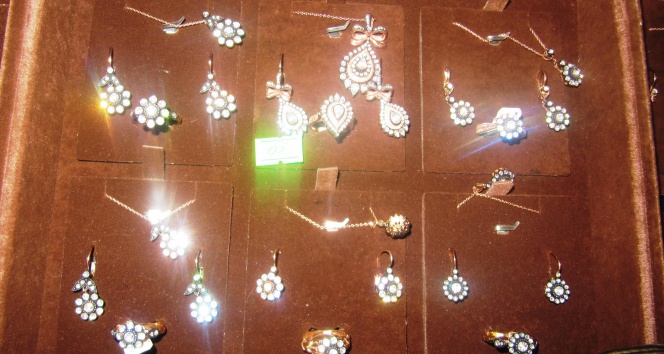 Osmaniye'de Bir Araçta 106 Adet Mücevher ve Diğer Eşyalar Ele Geçirildi