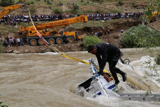 Hakkari Oğul Köyü'nde Zap Suyu'na Düşen Araçta Kaybolan İki Kişiden Biri Bulundu