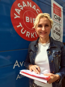 Antalya'da CHP'li Figen Çalıkuşu, Erdoğan için Anayasa Mahkemesi'ne başvurdu.