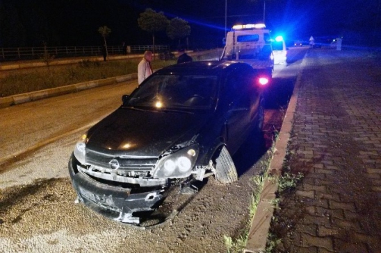 Gümüşhane Kelkit'te Kontrolden Çıkan Araç Kaldırıma Çarptı, 1 Yaralı