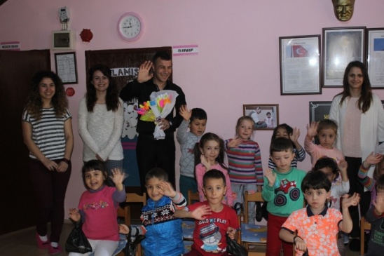 Balıkesir İvrindi ilçesinde Başkan Osman Kılıç, çocuklarla oyun oynayarak vakit geçirdi.