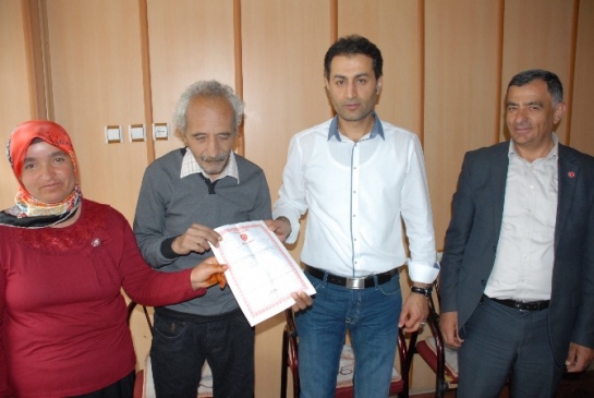 Elbistan'da yaşayan gurbetçi iş adamı Yakup Özsoy, muhtaç bir aileye ev hediye etti.