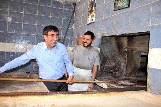 Kalkınma Bakanı Cevdet Yılmaz, Huzurevleri Semtinde Esnafı Ziyaret Etti