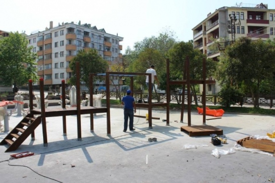 Akçakoca Merkez'de Çocuk Parkları Yenileniyor ve Geliştiriliyor