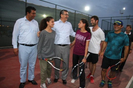 Şanlıurfa Büyükşehir Belediye Başkanı Güvenç Gençlerle Tenis Oynadı