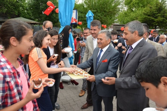 Melikgazi'de Öğrenciler, Başkan Büyükkılıç'a Sevgi Gösterdi