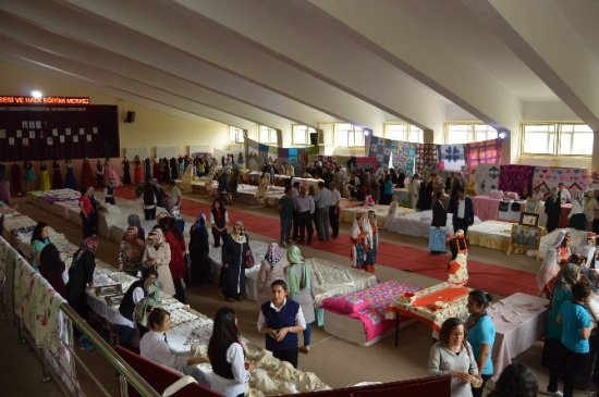 Besni'de Düzenlenen Kermese Vatandaşlar Yoğun İlgi Gösterdi