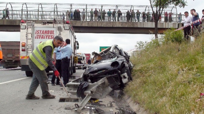 Ankara Sultanbeyli'de Aşırı Hızla Giden Araç Kamyona Çarptı