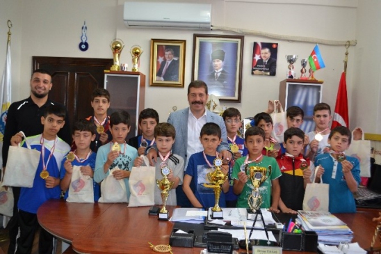 Sındırgı'da Belediye Başkanı Ekrem Yavaş, Minik Güreşçileri Makamında Ağırladı